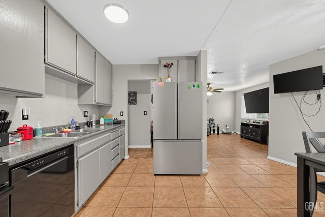 4501 Highland Hills Street, Bakersfield, CA 93308