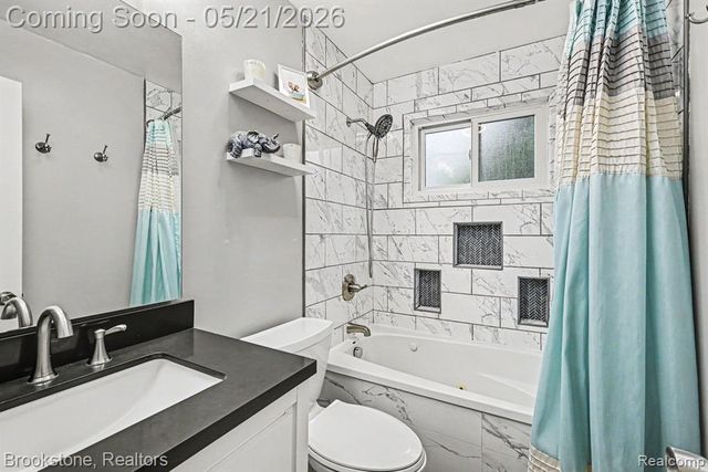 46561 Plum Grove Drive, Macomb, MI 48044