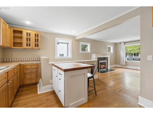 7615 Se MORRISON St, Portland, OR 97215