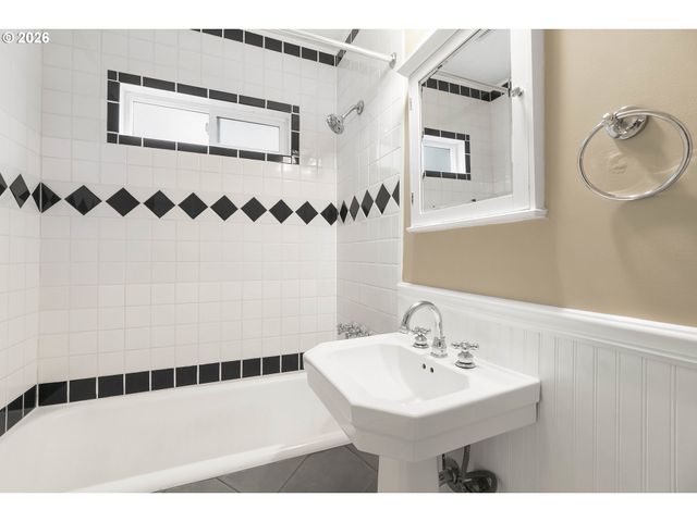 7615 Se MORRISON St, Portland, OR 97215