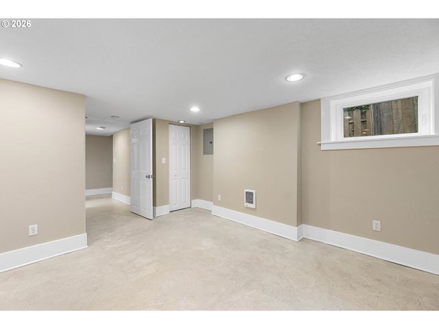 7615 Se MORRISON St, Portland, OR 97215