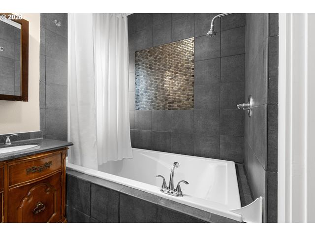 7615 Se MORRISON St, Portland, OR 97215