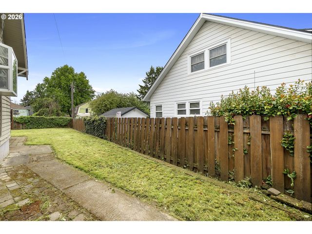 7615 Se MORRISON St, Portland, OR 97215