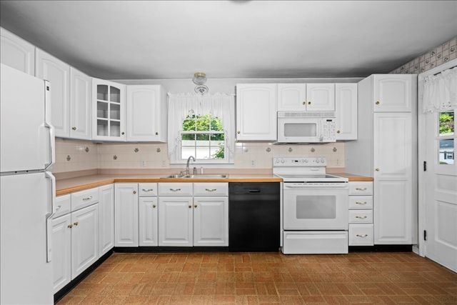 106 Elmwood St, Auburn, MA 01501