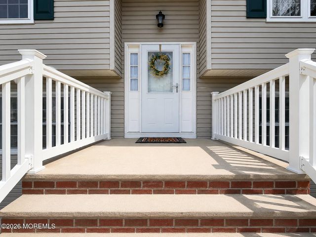 108 Lonny Court, Toms River, NJ 08753