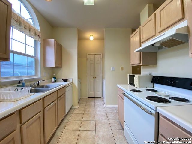 7707 CROWN GATE DR, San Antonio, TX 78251