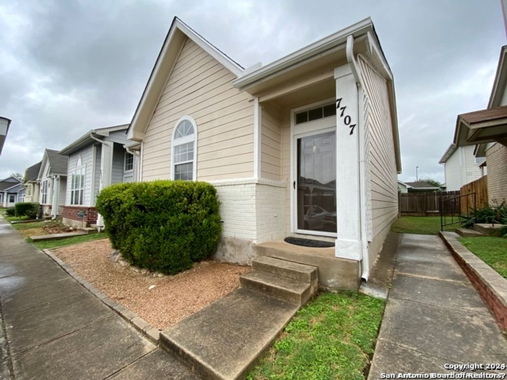 7707 CROWN GATE DR, San Antonio, TX 78251