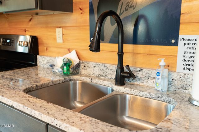 1013 Silver Poplar Lane, Sevierville, TN 37876