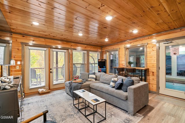 1013 Silver Poplar Lane, Sevierville, TN 37876