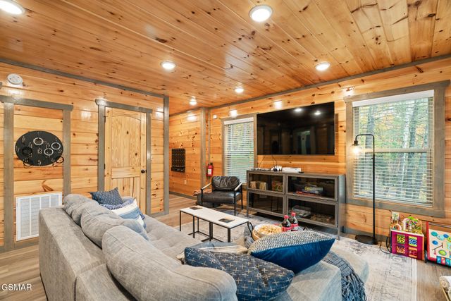 1013 Silver Poplar Lane, Sevierville, TN 37876