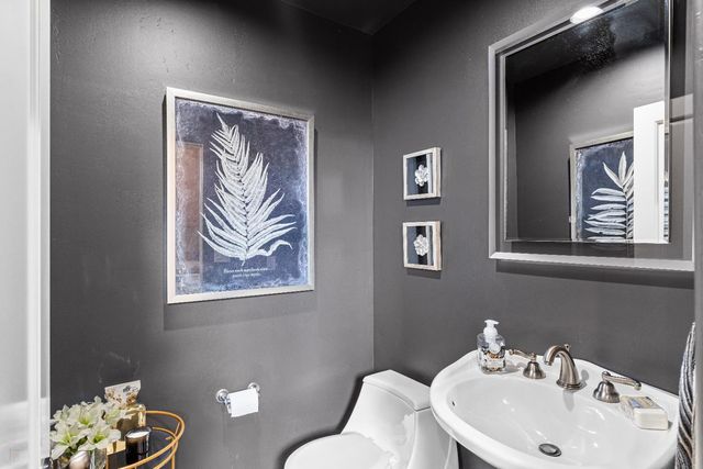 19450 Hidden Lakes Ln, Acampo, CA 95220