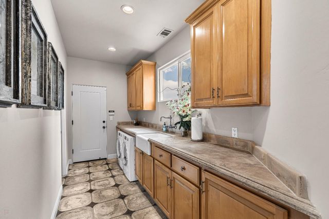 19450 Hidden Lakes Ln, Acampo, CA 95220