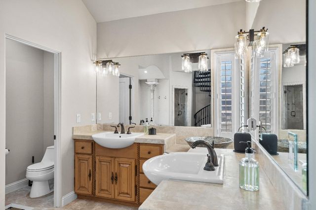 19450 Hidden Lakes Ln, Acampo, CA 95220