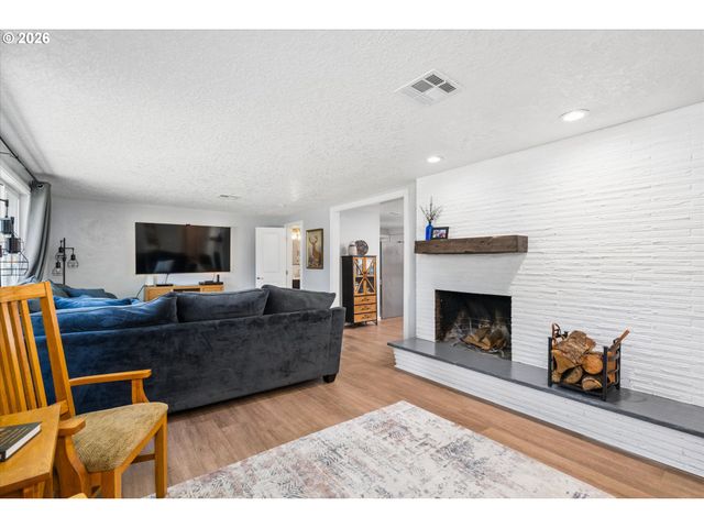 6731 THURSTON Rd, Springfield, OR 97478
