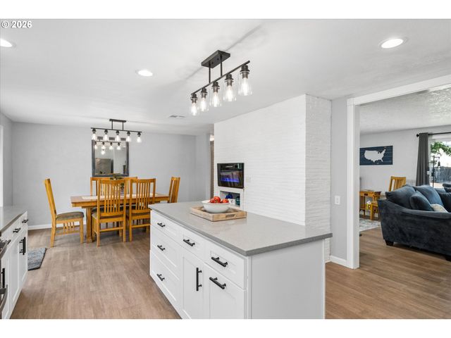 6731 THURSTON Rd, Springfield, OR 97478