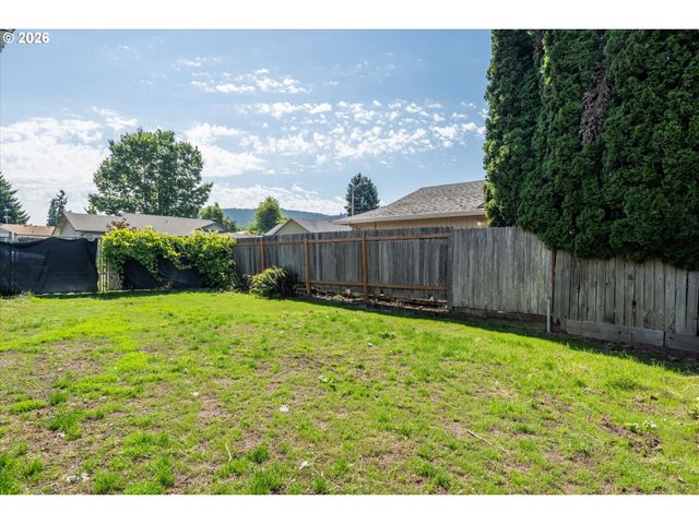 6731 THURSTON Rd, Springfield, OR 97478