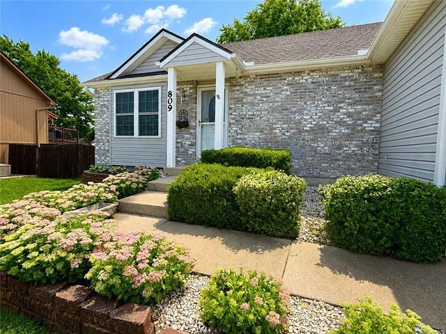 809 SW Graystone Drive, Grain Valley, MO 64029