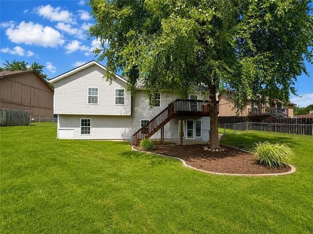 809 SW Graystone Drive, Grain Valley, MO 64029