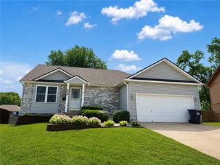 809 SW Graystone Drive, Grain Valley, MO 64029