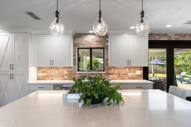 3229 E MONTECITO Avenue, Phoenix, AZ 85018