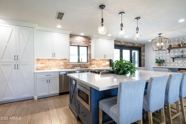 3229 E MONTECITO Avenue, Phoenix, AZ 85018