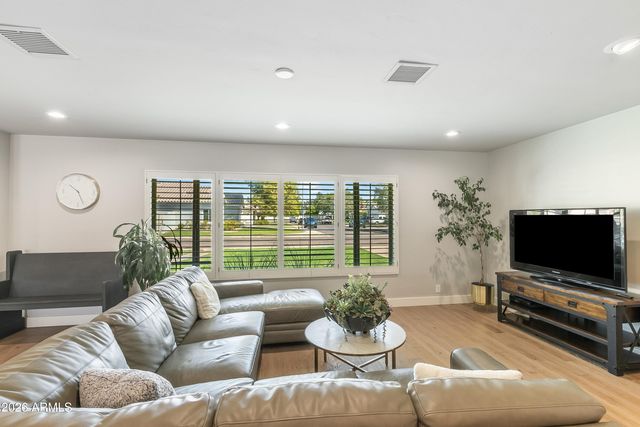 3229 E MONTECITO Avenue, Phoenix, AZ 85018