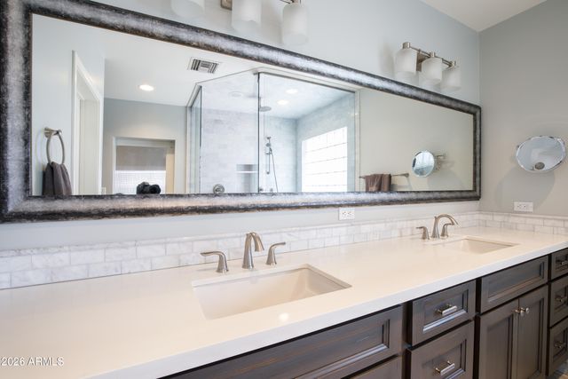 3229 E MONTECITO Avenue, Phoenix, AZ 85018
