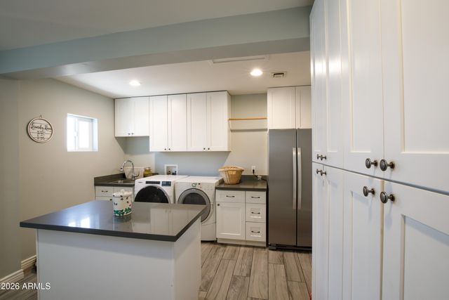 3229 E MONTECITO Avenue, Phoenix, AZ 85018