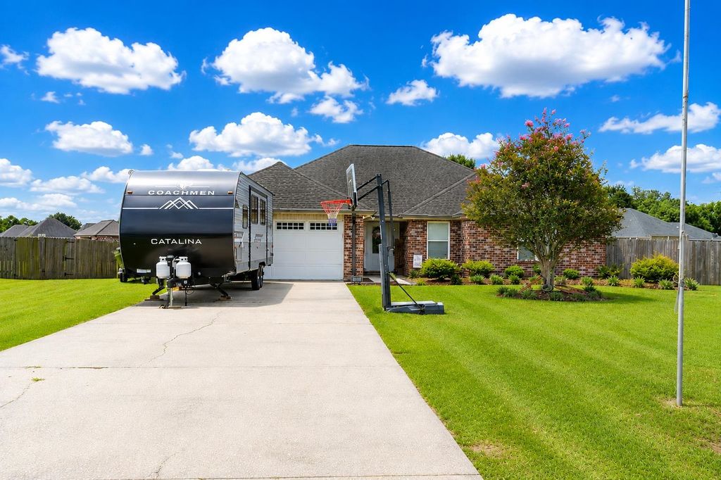 100 Comanchee Court, Thibodaux, LA 70301
