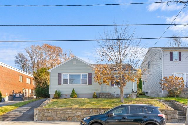 243 Oak Grove Ave, Fall River, MA 02723