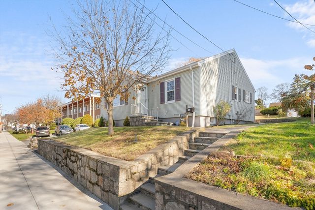 243 Oak Grove Ave, Fall River, MA 02723