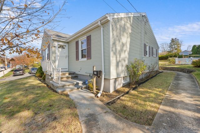 243 Oak Grove Ave, Fall River, MA 02723