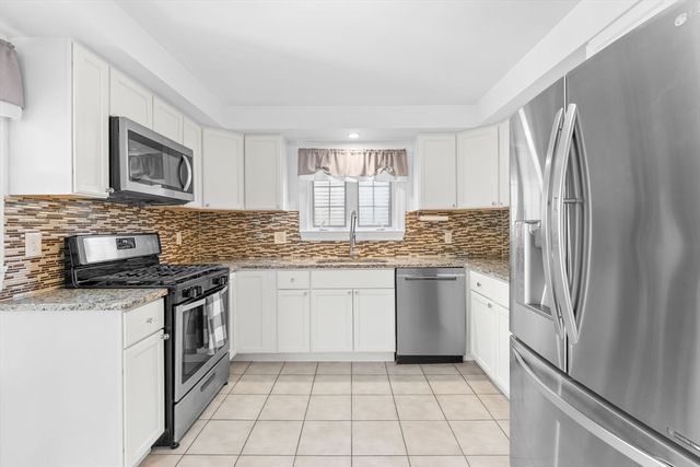 243 Oak Grove Ave, Fall River, MA 02723