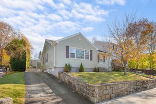 243 Oak Grove Ave, Fall River, MA 02723