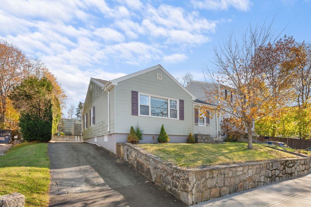 243 Oak Grove Ave, Fall River, MA 02723
