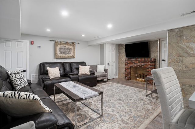 807 Pontiac Avenue, Cranston, RI 02910