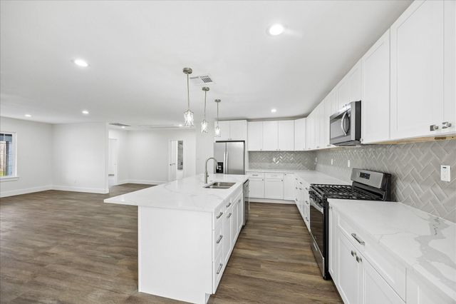 1337 S Circle Street, Sealy, TX 77474