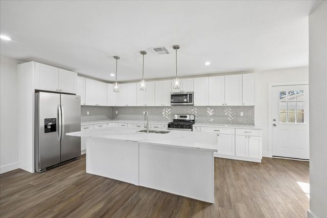 1337 S Circle Street, Sealy, TX 77474