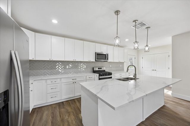 1337 S Circle Street, Sealy, TX 77474