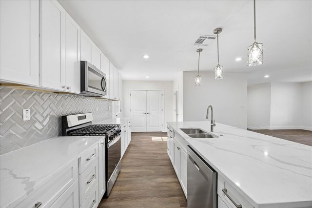 1337 S Circle Street, Sealy, TX 77474