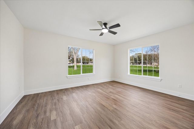 1337 S Circle Street, Sealy, TX 77474