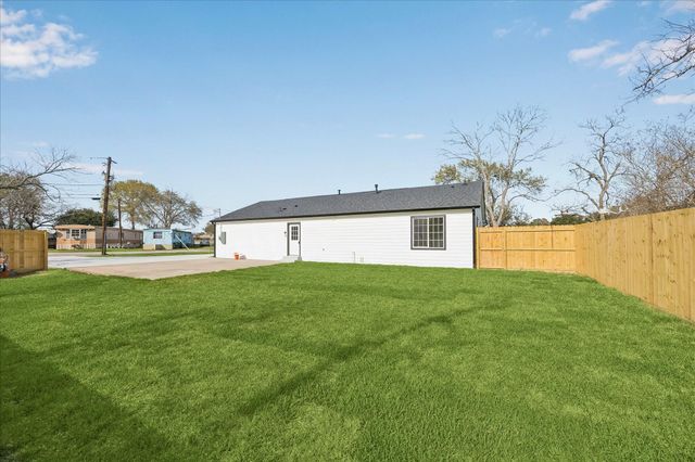 1337 S Circle Street, Sealy, TX 77474