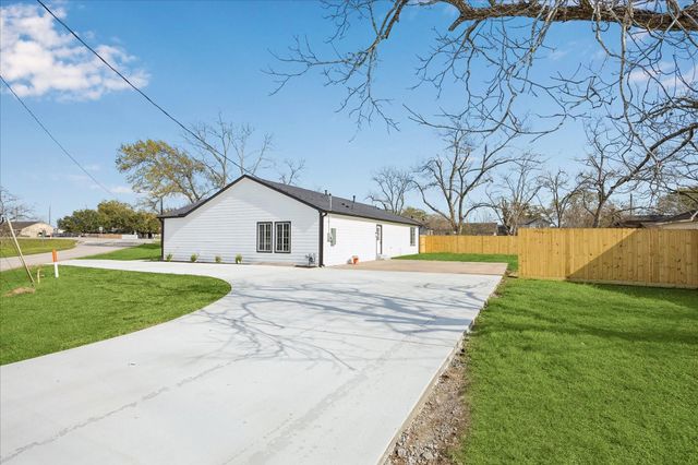 1337 S Circle Street, Sealy, TX 77474