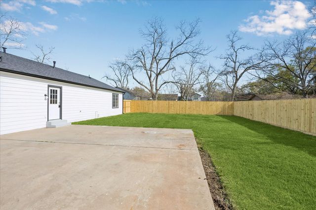 1337 S Circle Street, Sealy, TX 77474