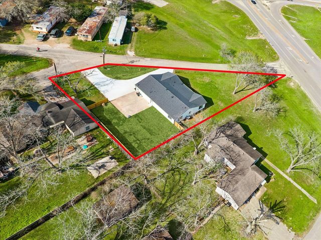 1337 S Circle Street, Sealy, TX 77474