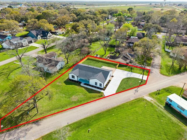 1337 S Circle Street, Sealy, TX 77474