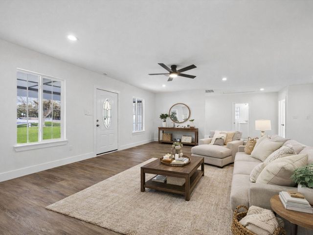 1337 S Circle Street, Sealy, TX 77474