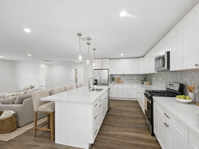 1337 S Circle Street, Sealy, TX 77474