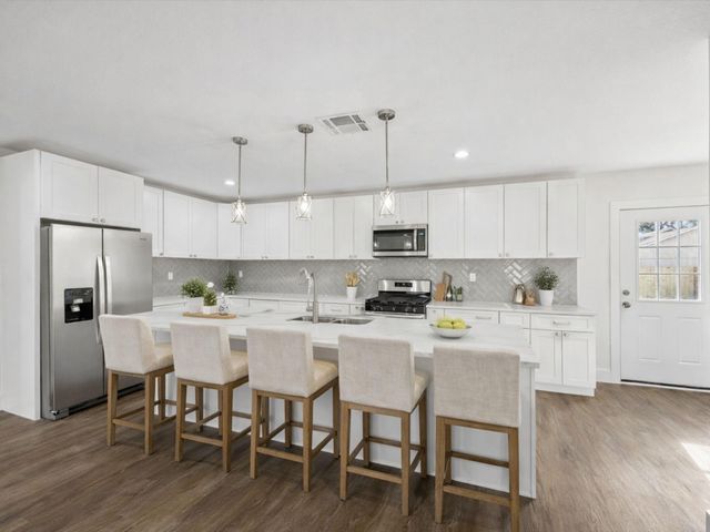 1337 S Circle Street, Sealy, TX 77474