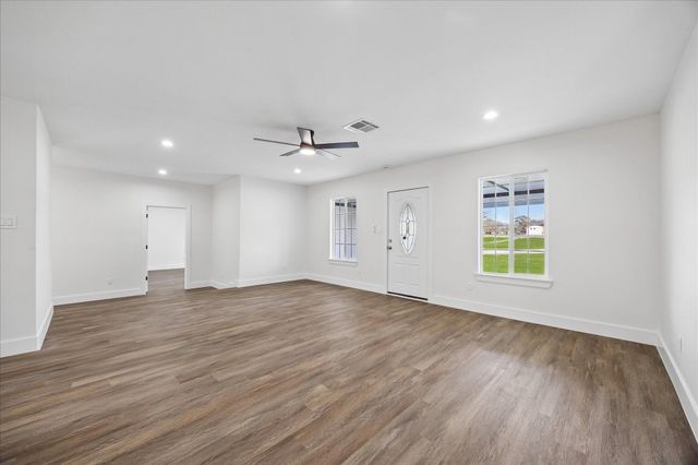 1337 S Circle Street, Sealy, TX 77474